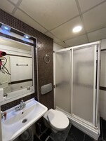 Ducha y bañera combinadas, secador de pelo, toallas y jabón