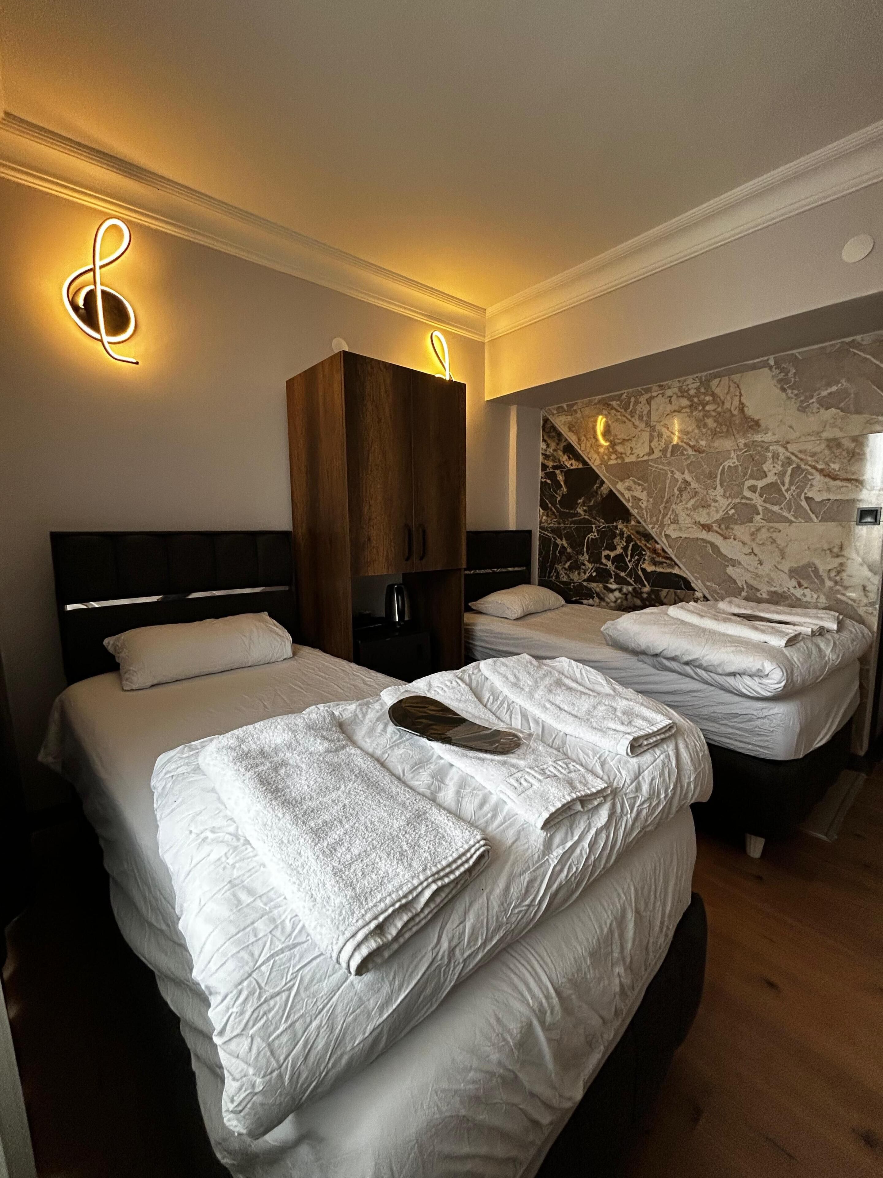 Habitación clásica con 2 camas individuales, balcón, vista a la ciudad | Wifi gratis 