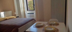 1 bedroom, bed sheets