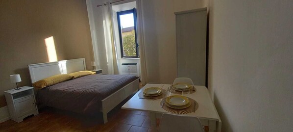 1 bedroom, bed sheets