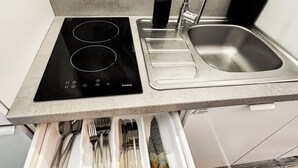 Cafetière/bouilloire, réfrigérateur, micro-ondes, plaque de cuisson