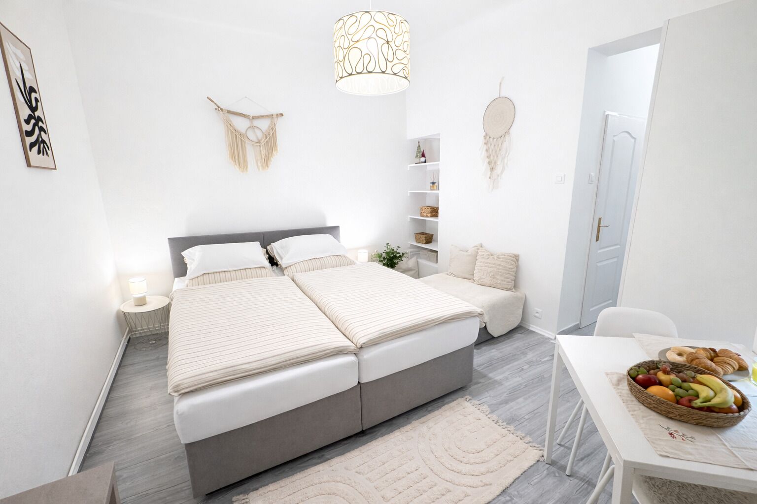 Skrivbord, resesäng, gratis wi-fi och sängkläder