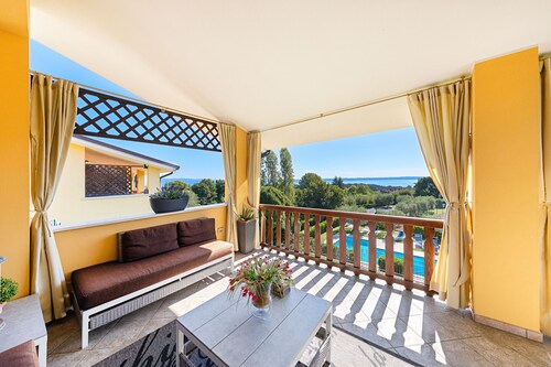 Geräumige Wohnung mit Seeblick und Pool