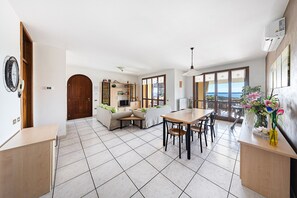 Smart TV - Spacious lake-view apartment with pool (Soiano del Lago)