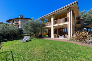 Exterior - Spacious apartment for 6 people with lake view (Soiano del Lago)