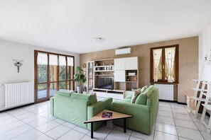 Smart TV - Spacious apartment for 6 people with lake view (Soiano del Lago)