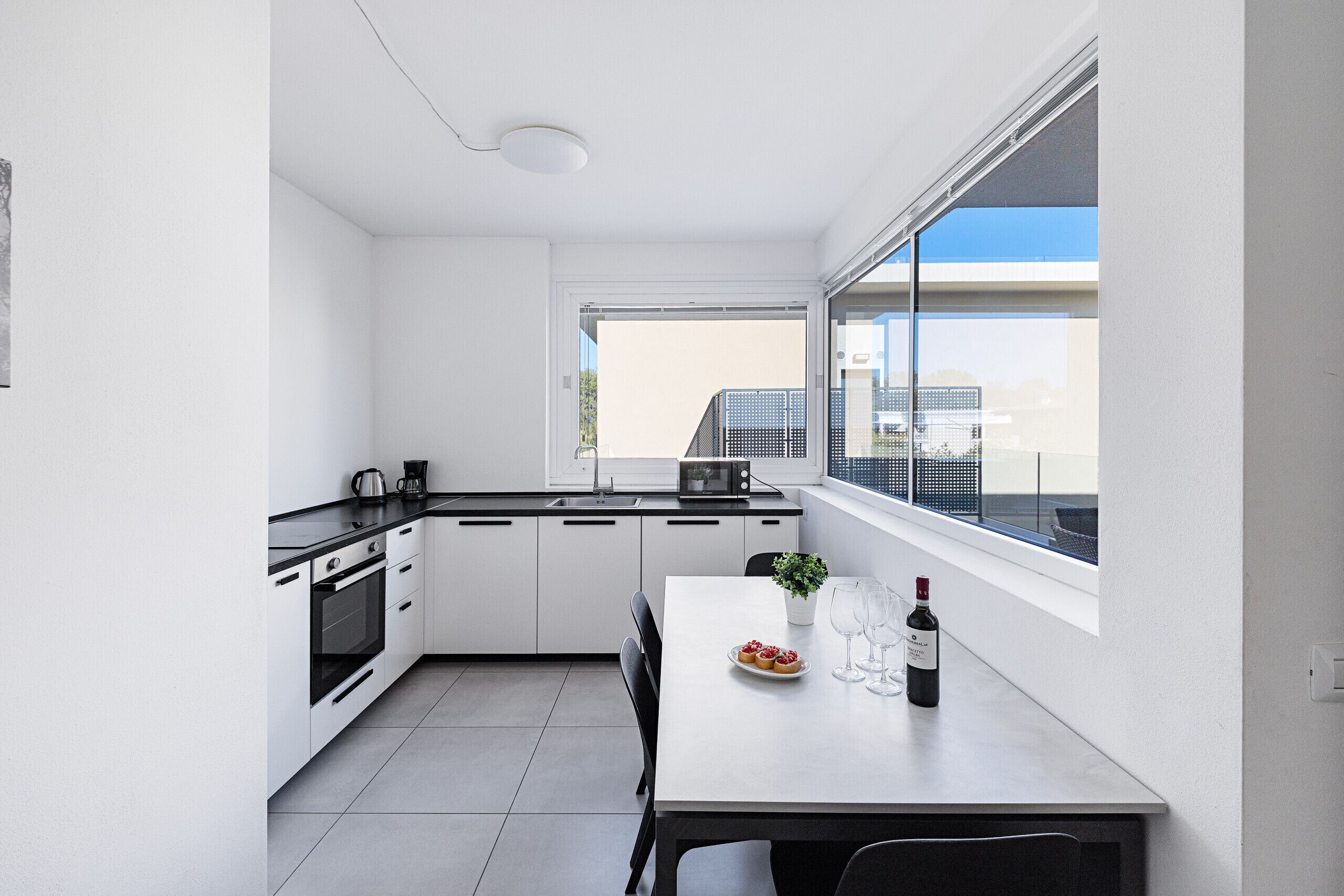 冷蔵庫、電子レンジ、オーブン、コンロ