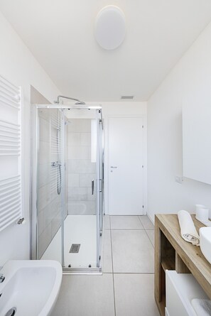 Shower, hair dryer, bidet, towels - Katya Resort A3/9 with pool (Desenzano del Garda)