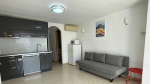 Unclassified image, 5 of 10, button - T2 beach 100m,air conditioning,wifi,parking,beach 5 mts away (Bandol)