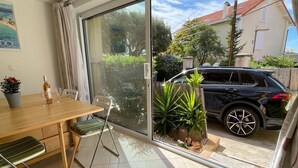 Unclassified image, 3 of 10, button - T2 beach 100m,air conditioning,wifi,parking,beach 5 mts away (Bandol)