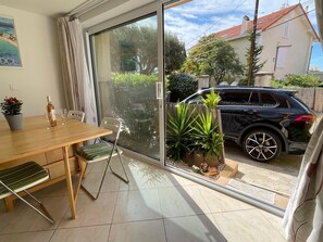 Dining - T2 beach 100m,air conditioning,wifi,parking,beach 5 mts away (Bandol)