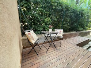 Outdoor dining - T2 beach 100m,air conditioning,wifi,parking,beach 5 mts away (Bandol)