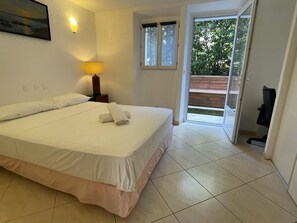 WiFi, bed sheets - T2 beach 100m,air conditioning,wifi,parking,beach 5 mts away (Bandol)