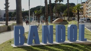 A large outdoor sign spelling "BANDOL" in blue letters on a grassy area with palm trees and buildings in the background. - T2 beach 100m,air conditioning,wifi,parking,beach 5 mts away (Bandol)