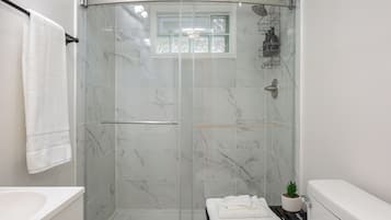 Sèche-cheveux, serviettes fournies, savon, papier toilette