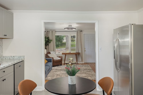 The Retro Haven: A Private 1953 Sanctuary Near NCSU & Lake Johnson