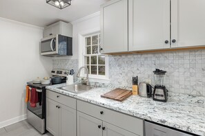 Een koelkast, een magnetron, een oven, een kookplaat