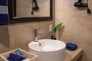 مجففات شعر، مناشف، صابون، ورق حمّام