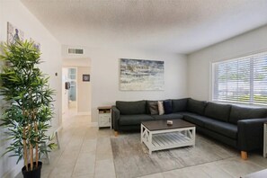 TV, ping pong - Gulf Coast Pool House Oasis (Largo)
