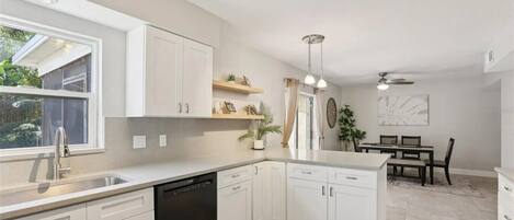 Refrigerador, microondas, horno y lavavajillas