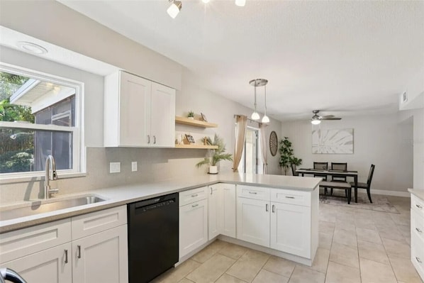 Fridge, microwave, oven, dishwasher - Gulf Coast Pool House Oasis (Largo)