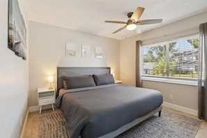 3 bedrooms, iron/ironing board, WiFi, bed sheets - Gulf Coast Pool House Oasis (Largo)
