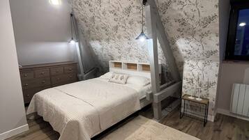 3 Schlafzimmer, Schreibtisch, Bügeleisen/Bügelbrett, Reisekinderbett