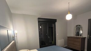3 Schlafzimmer, Schreibtisch, Bügeleisen/Bügelbrett, Reisekinderbett