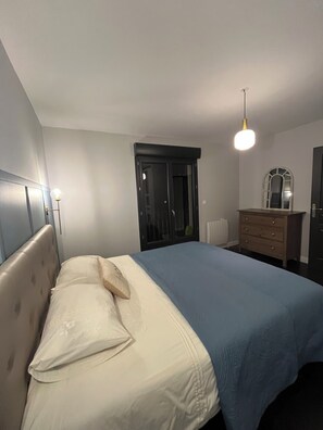 Escritorio, tabla de planchar con plancha, cuna de viaje y wifi gratis