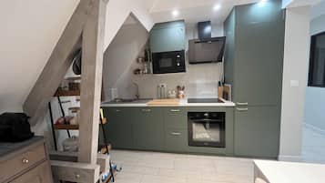 Frigorífico, microondas, horno y placa de cocina