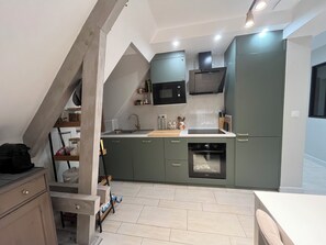 Frigorífico, microondas, horno y placa de cocina