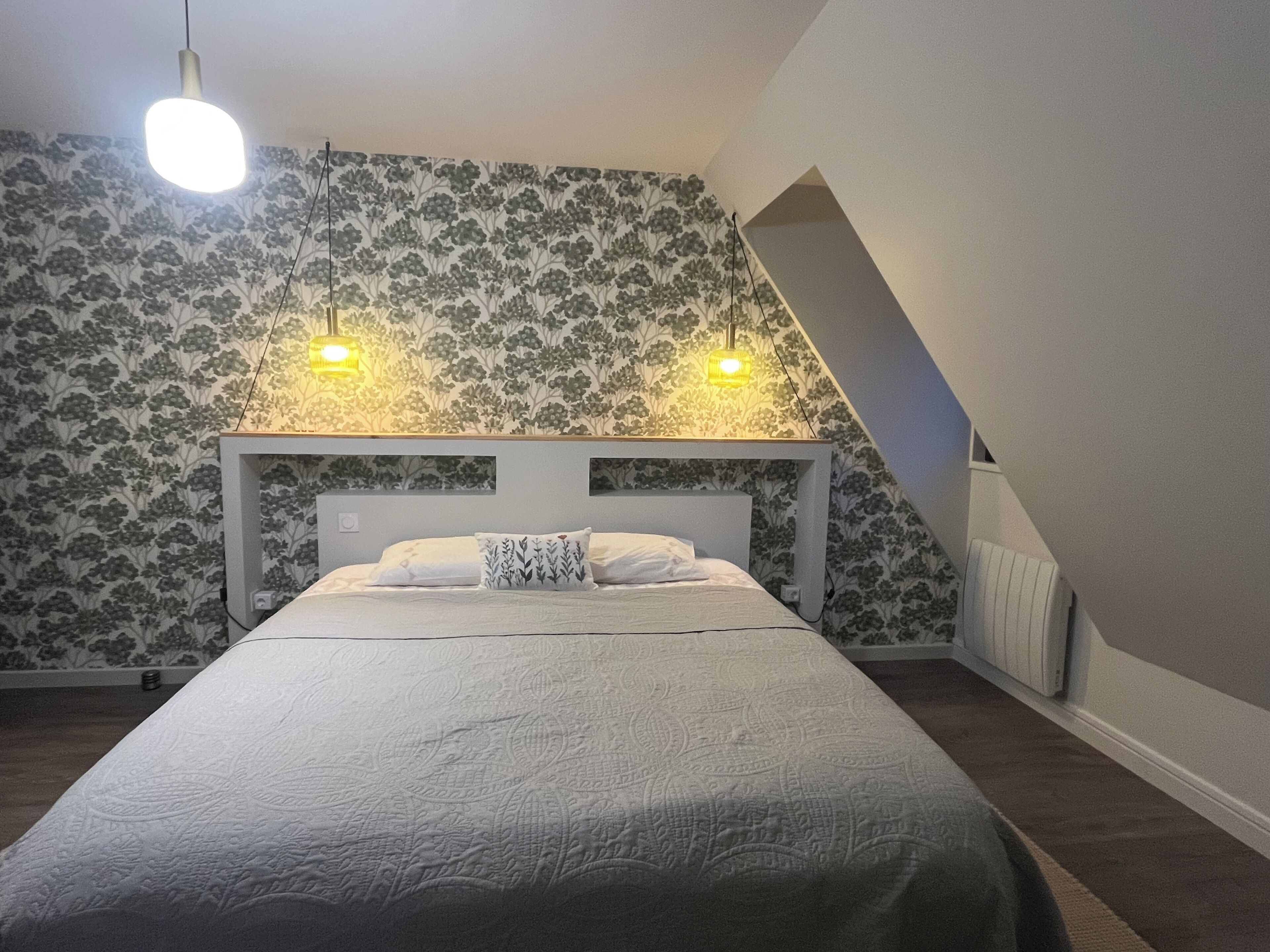 Escritorio, tabla de planchar con plancha, cuna de viaje y wifi gratis