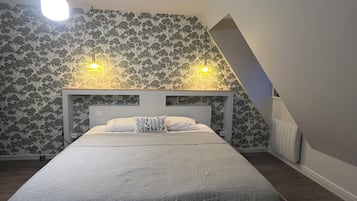 Escritorio, tabla de planchar con plancha, cuna de viaje y wifi gratis