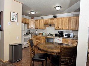 Fridge, microwave, oven, stovetop - Paws and Powder: Short Walk to Lift and Pet Friendly (Brian Head)