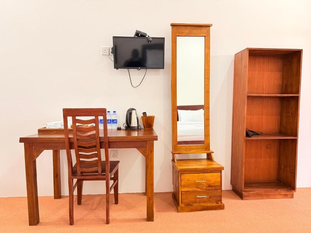 Escritorio y espacio para trabajar con laptop 