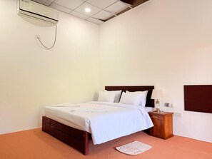 Desk, laptop workspace, soundproofing, free WiFi - Infinity Nature Resort (Sella Kataragama, Kataragama,)