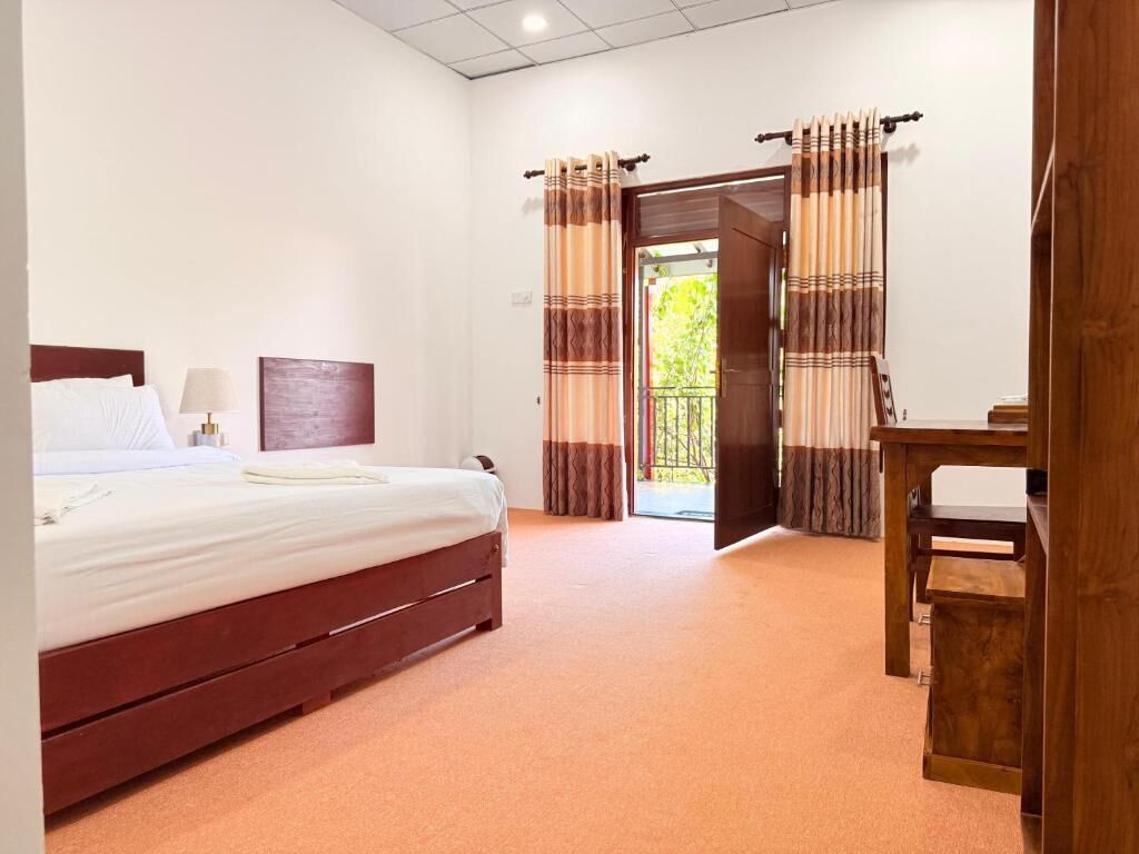 Desk, laptop workspace, soundproofing, free WiFi