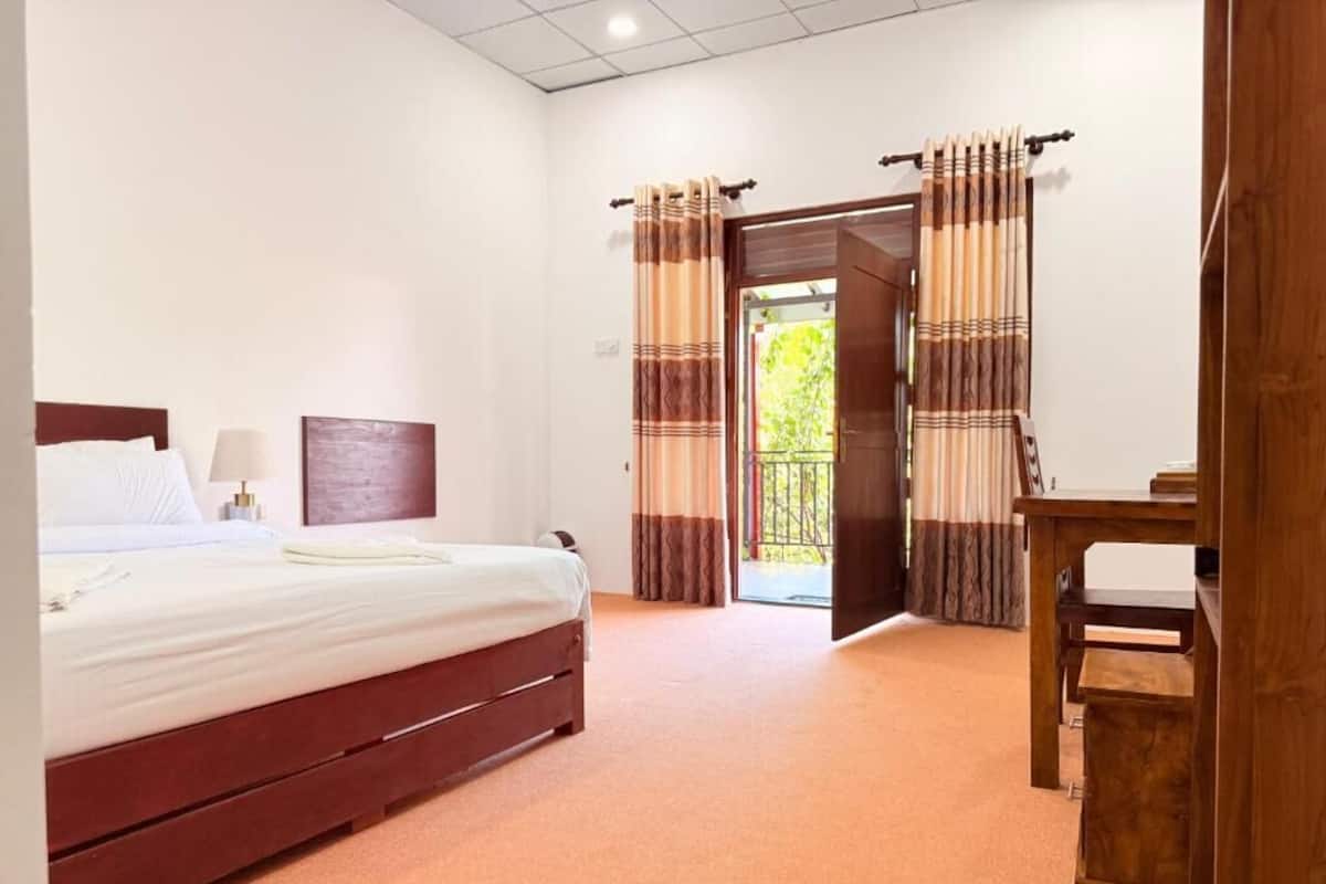 مكتب ومساحة عمل للكمبيوتر المحمول وتجهيزات عازلة للصوت وواي فاي مجانًا