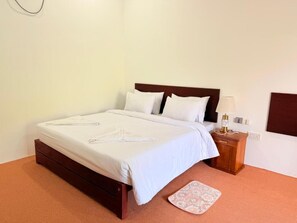 مكتب ومساحة عمل للكمبيوتر المحمول وتجهيزات عازلة للصوت وواي فاي مجانًا