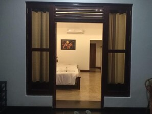 Desk, laptop workspace, soundproofing, free WiFi - Infinity Nature Resort (Sella Kataragama, Kataragama,)