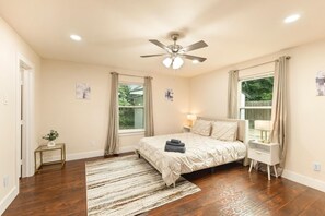 4 bedrooms, iron/ironing board, free WiFi, bed sheets - The H House - Downtown Dallas Stay w/ Free Parking (Dallas)