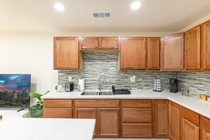 Fridge, microwave, oven, stovetop - The H House - Downtown Dallas Stay w/ Free Parking (Dallas)
