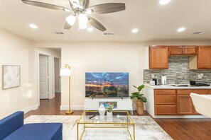 Smart TV - The H House - Downtown Dallas Stay w/ Free Parking (Dallas)