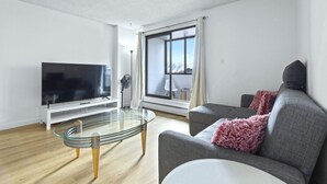 TV - Bright 2 Bedroom Suite at Victoria & Stampede Park (Calgary)