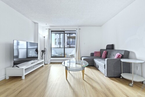 Bright 2 Bedroom Suite at Victoria & Stampede Park