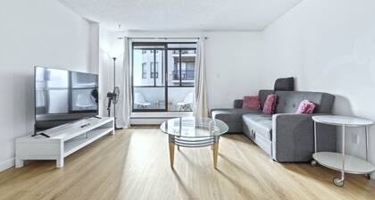 Bright 2 Bedroom Suite at Victoria & Stampede Park