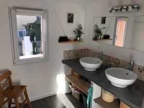 Bruser, hårtørrer, håndklæder, Sæbe