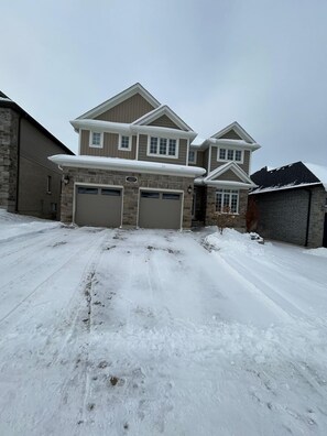 Exterior - 3 BEDROOM,3WASHROOM, LAUNDRY 4CAR PARKING,TREADMILL,NEAR TIM HORTONS & MCDONALDS (London)