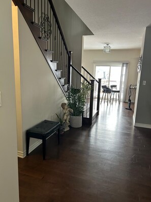 Interior - 3 BEDROOM,3WASHROOM, LAUNDRY 4CAR PARKING,TREADMILL,NEAR TIM HORTONS & MCDONALDS (London)