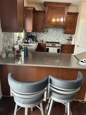 Private kitchen - 3 BEDROOM,3WASHROOM, LAUNDRY 4CAR PARKING,TREADMILL,NEAR TIM HORTONS & MCDONALDS (London)